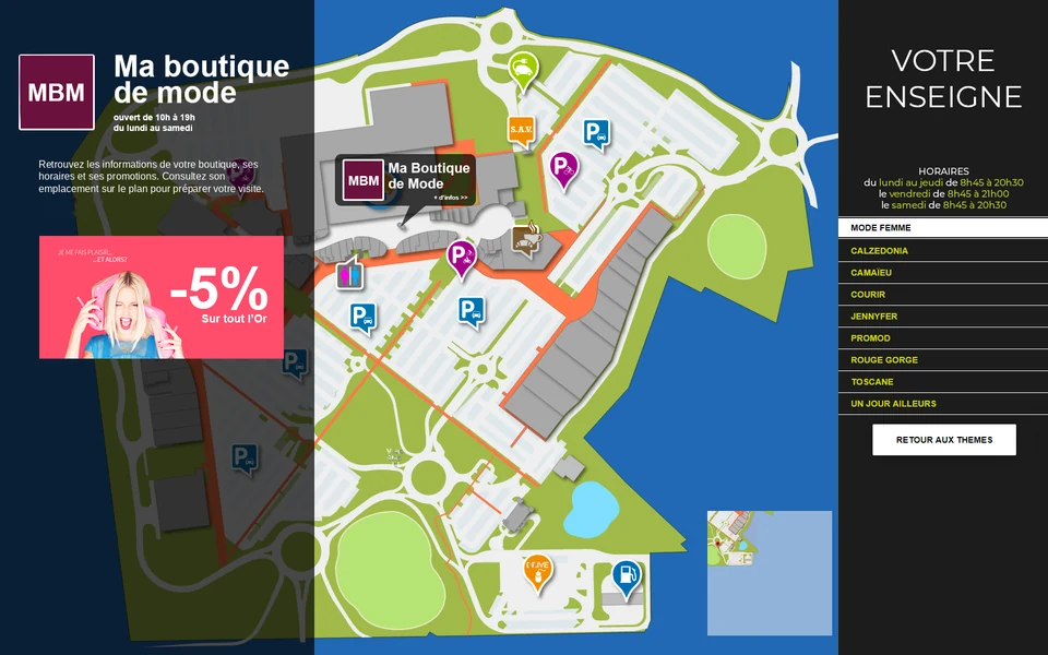 Interface de borne d’orientation : plan d’un centre commercial avec parkings et services, la boutique « Ma boutique de mode » sélectionnée sur le plan, sa fiche avec horaires, présentation et promotion à gauche, la liste des boutiques du thème Mode femme à droite.